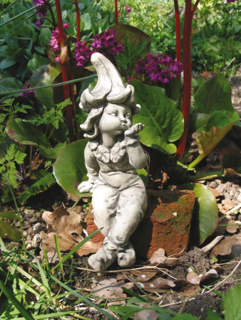 Gartenfigur Stechapfel sitzend