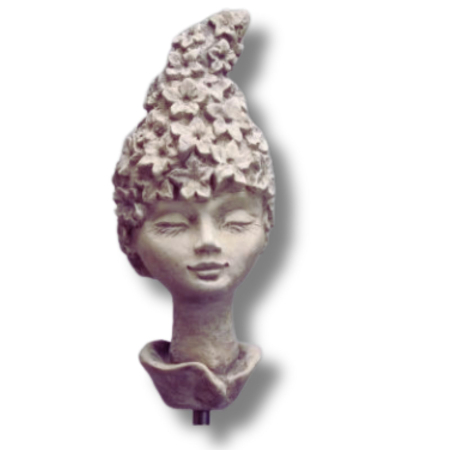 Gartenfigur Blumenkind Rittersporn