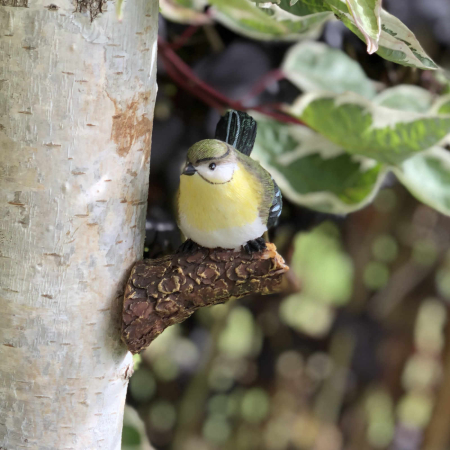Dekovogel auf Ast grün